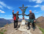 58 Alla croce di vetta del Pizzo Rabbioso (1132 m) con l'amico fotografo Gianni Gritti